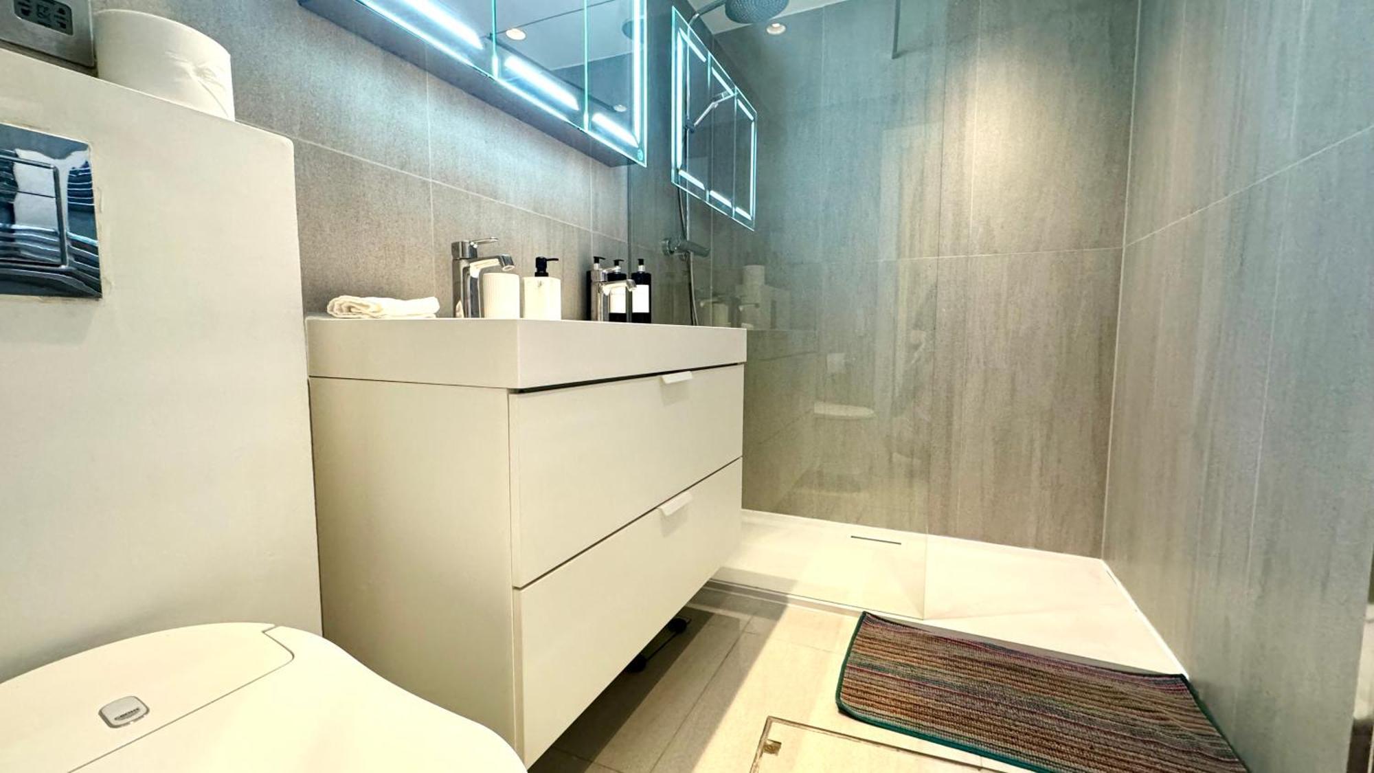 2 Bedroom In South Kensington By Wild Apartment London