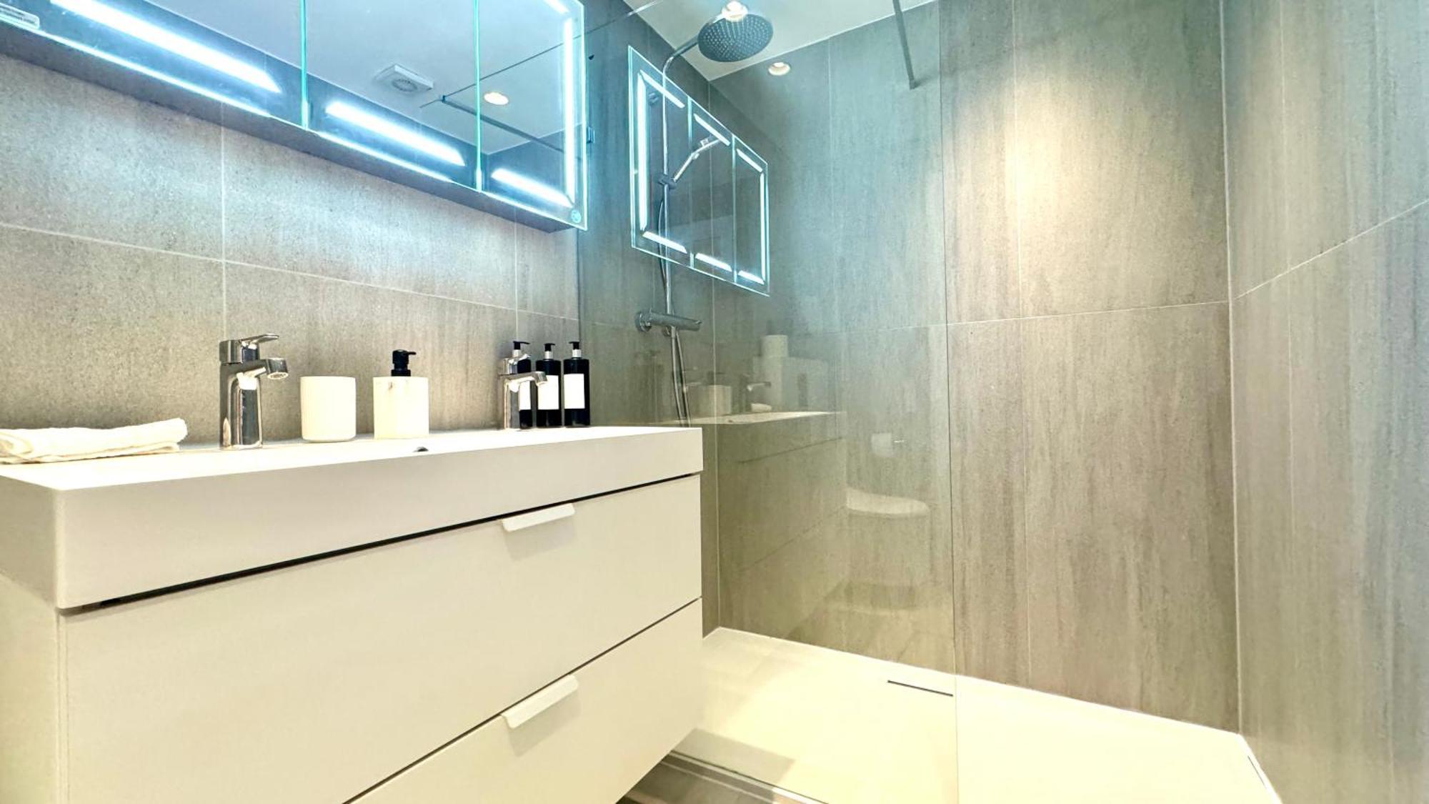 2 Bedroom In South Kensington By Wild *